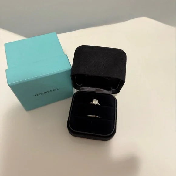 Tiffany & Co. Silver Ring with Sparkling Gemstone - Picture 5 of 13